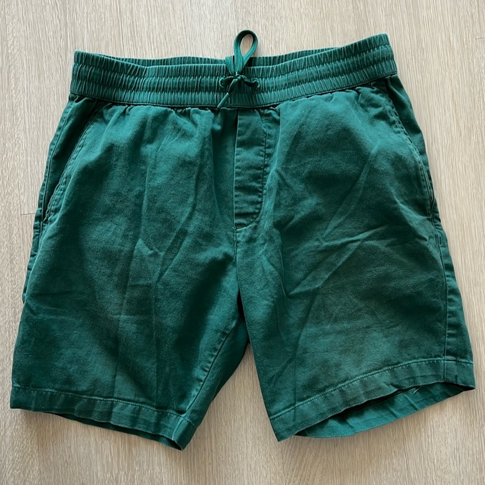 Untuckit medium shorts